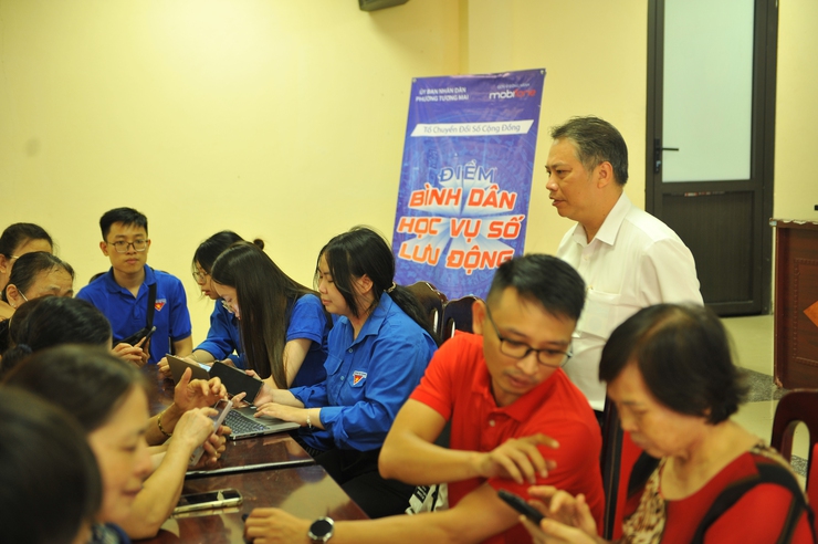 Hiệu quả từ các điểm "Bình dân học vụ số lưu động" 
trên địa bàn Phường Tương Mai 
- Ảnh 12.