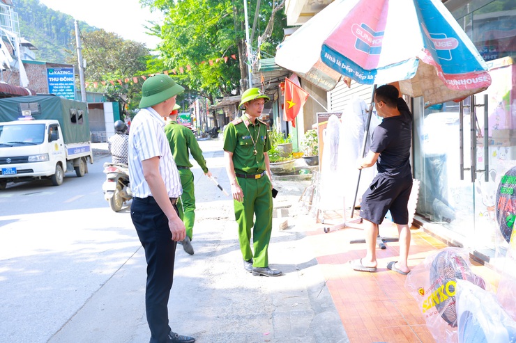 XÃ YÊN XUÂN RA QUÂN TIẾP TỤC TĂNG CƯỜNG XỬ LÝ CÁC VI PHẠM VỀ TRẬT TỰ ĐÔ THỊ TRÊN ĐỊA BÀN XÃ- Ảnh 3.