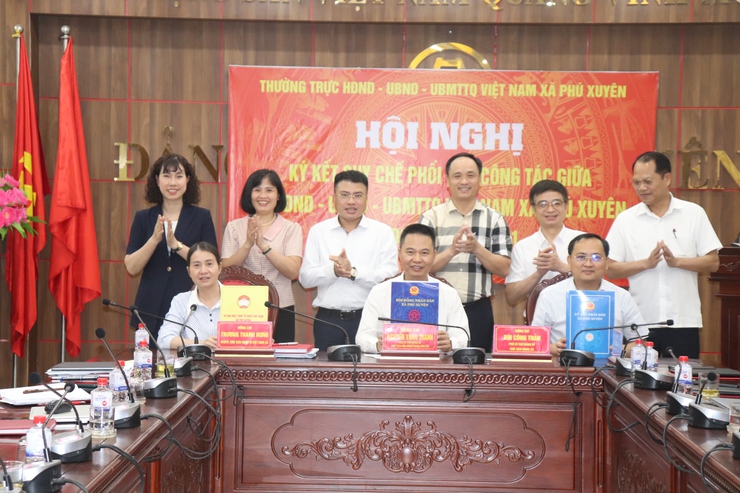 Hội nghị giao ban với cơ sở tháng 5 năm 2026; triển khai ký kết quy chế phối hợp công tác giữa Thường trực HĐND - UBND - Ủy ban MTTQ Việt Nam xã giai đoạn 2026 - 2031.- Ảnh 10.