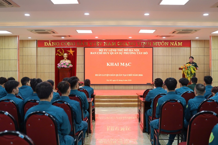Phường Tây Hồ khai mạc huấn luyện Dân quân tại chỗ năm 2026: Rèn bản lĩnh, siết chặt kỷ luật!- Ảnh 1.