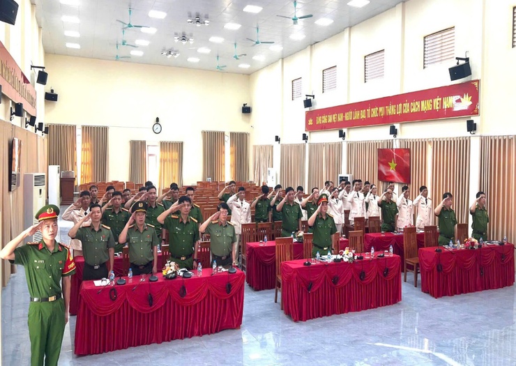CÔNG AN XÃ HỒNG SƠN TỔ CHỨC LỄ CÔNG BỐ QUYẾT ĐỊNH THĂNG CẤP BẬC HÀM, NÂNG LƯƠNG NĂM 2026- Ảnh 1.