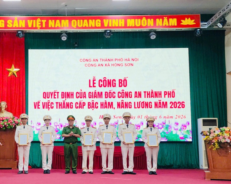 CÔNG AN XÃ HỒNG SƠN TỔ CHỨC LỄ CÔNG BỐ QUYẾT ĐỊNH THĂNG CẤP BẬC HÀM, NÂNG LƯƠNG NĂM 2026- Ảnh 2.