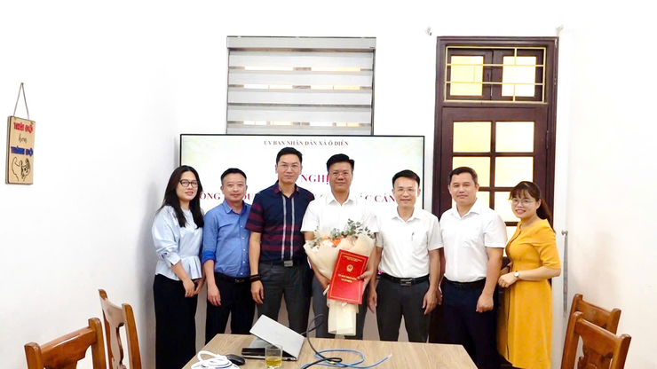 UBND xã công bố và trao Quyết định bổ nhiệm Phó Ban Quản lý dự án đầu tư - Hạ tầng xã- Ảnh 2.