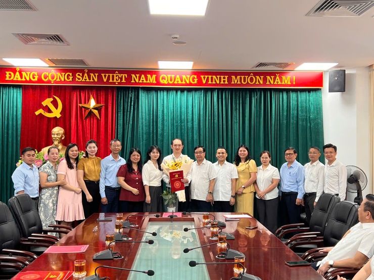ĐẢNG ỦY PHƯỜNG CẦU GIẤY TỔ CHỨC HỘI NGHỊ CÔNG BỐ VÀ TRAO QUYẾT ĐỊNH VỀ CÔNG TÁC CÁN BỘ- Ảnh 3.