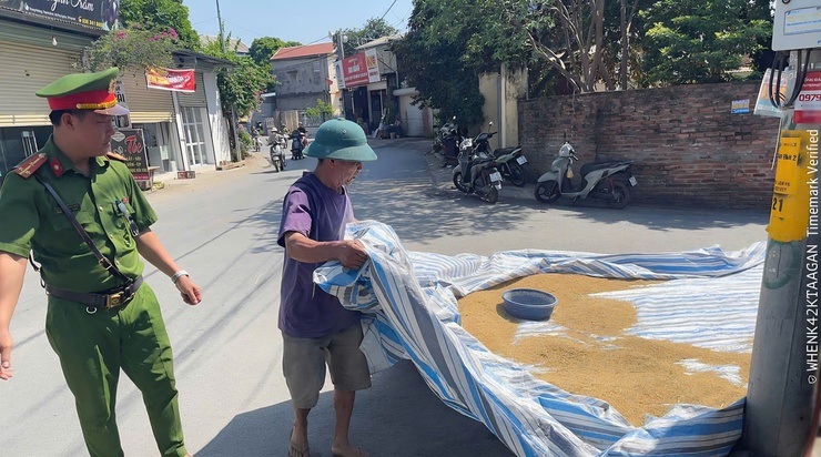 Tuyên truyền về việc không phơi thóc, rơm rạ trên đường giao thông- Ảnh 1.
