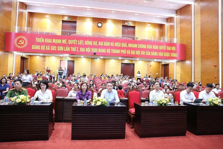 XÃ SÓC SƠN TẶNG 229 SUẤT QUÀ CHO TRẺ EM CÓ HOÀN CẢNH KHÓ KHĂN NHÂN NGÀY QUỐC TẾ THIẾU NHI 1/6- Ảnh 1.