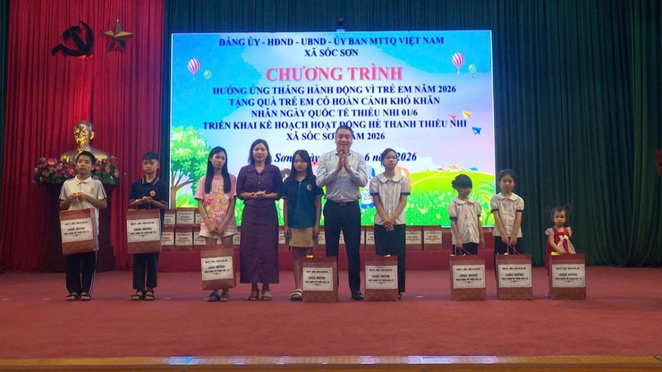 XÃ SÓC SƠN TẶNG 229 SUẤT QUÀ CHO TRẺ EM CÓ HOÀN CẢNH KHÓ KHĂN NHÂN NGÀY QUỐC TẾ THIẾU NHI 1/6- Ảnh 4.