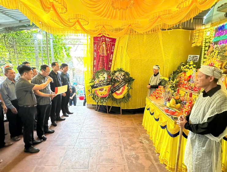 Lãnh đạo xã Phú Xuyên viếng, chia buồn và đọc điếu văn tiễn biệt đảng viên 75 năm tuổi Đảng- Ảnh 2.