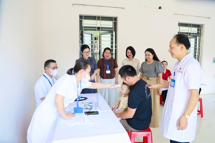 Ban Chỉ đạo Chăm sóc sức khỏe nhân dân, phòng chống dịch bệnh xã Phú Nghĩa kiểm tra công tác triển khai Chiến dịch bổ sung Vitamin A đợt I năm 2026- Ảnh 1.