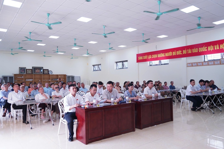 Chủ tịch UBND phường Chương Mỹ - Ông Trịnh Duy Oai cùng Tổ đại biểu số 3 HĐND phường tiếp xúc cử tri trước kỳ họp thường lệ giữa năm 2026- Ảnh 4.