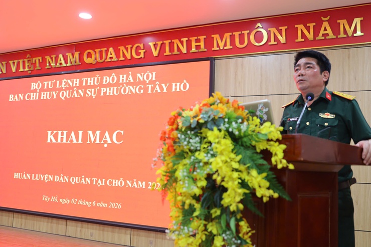 Phường Tây Hồ khai mạc huấn luyện Dân quân tại chỗ năm 2026: Rèn bản lĩnh, siết chặt kỷ luật!- Ảnh 2.