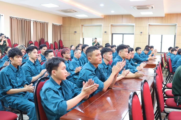 Phường Tây Hồ khai mạc huấn luyện Dân quân tại chỗ năm 2026: Rèn bản lĩnh, siết chặt kỷ luật!- Ảnh 3.