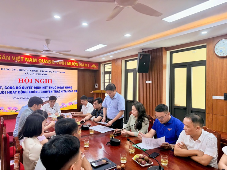 XÃ VĨNH THANH TRAO QUYẾT ĐỊNH NGHỈ CHẾ ĐỘ ĐỐI VỚI NGƯỜI HOẠT ĐỘNG KHÔNG CHUYÊN TRÁCH CẤP XÃ THEO NGHỊ ĐỊNH SỐ 154/2025/NĐ-CP- Ảnh 2.