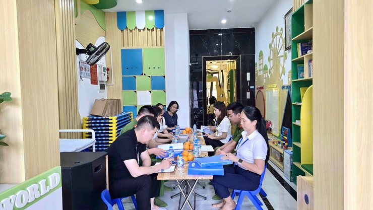 Phường Long Biên kiểm tra, thẩm định điều kiện thành lập Lớp mầm non độc lập Chích Bông- Ảnh 1.
