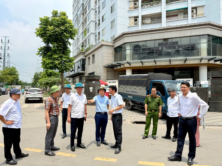Lãnh đạo phường kiểm tra tiến độ dự án trạm bơm phú thượng, yêu cầu đẩy nhanh tiến độ thi công, đưa 02 máy bơm vào vận hành trước ngày 15/6- Ảnh 7.