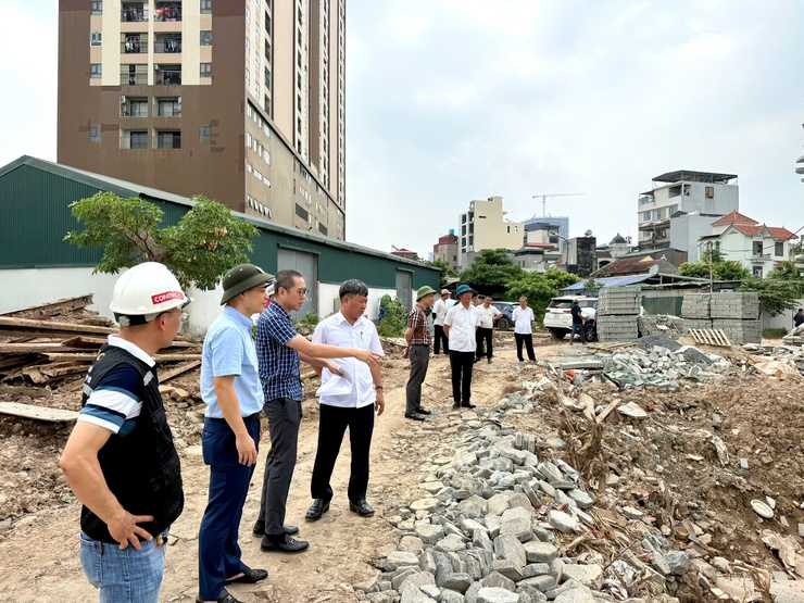 Lãnh đạo phường kiểm tra tiến độ dự án trạm bơm phú thượng, yêu cầu đẩy nhanh tiến độ thi công, đưa 02 máy bơm vào vận hành trước ngày 15/6- Ảnh 6.