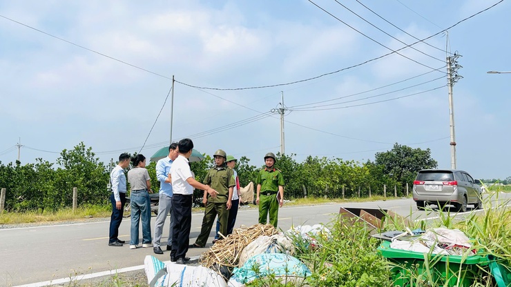 THƯỜNG TRỰC HĐND XÃ GIÁM SÁT CÔNG TÁC BẢO VỆ MÔI TRƯỜNG, QUẢN LÝ TRẬT TỰ ĐÔ THỊ TẠI KHU VỰC THƯỢNG CỐC, LONG XUYÊN- Ảnh 4.