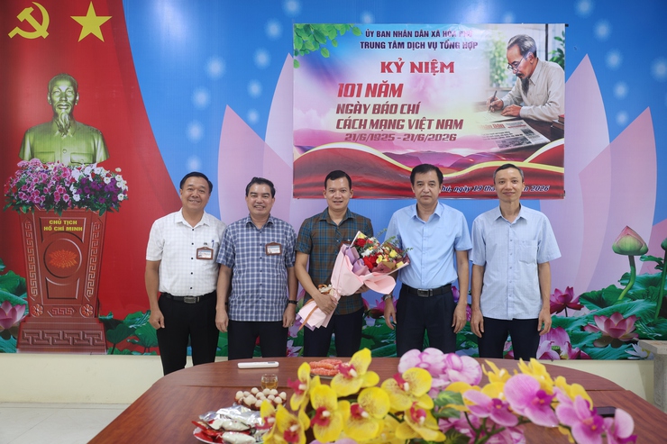 Các đồng chí lãnh đạo xã Hòa Phú tặng hoa chúc mừng ngày báo chí cách mạng Việt Nam 21/6- Ảnh 4.