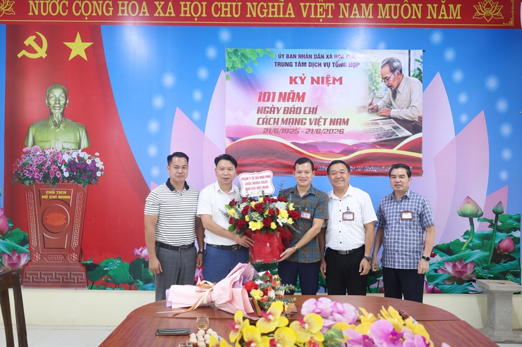 Các đồng chí lãnh đạo xã Hòa Phú tặng hoa chúc mừng ngày báo chí cách mạng Việt Nam 21/6- Ảnh 6.