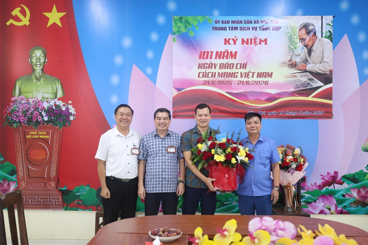 Các đồng chí lãnh đạo xã Hòa Phú tặng hoa chúc mừng ngày báo chí cách mạng Việt Nam 21/6- Ảnh 5.