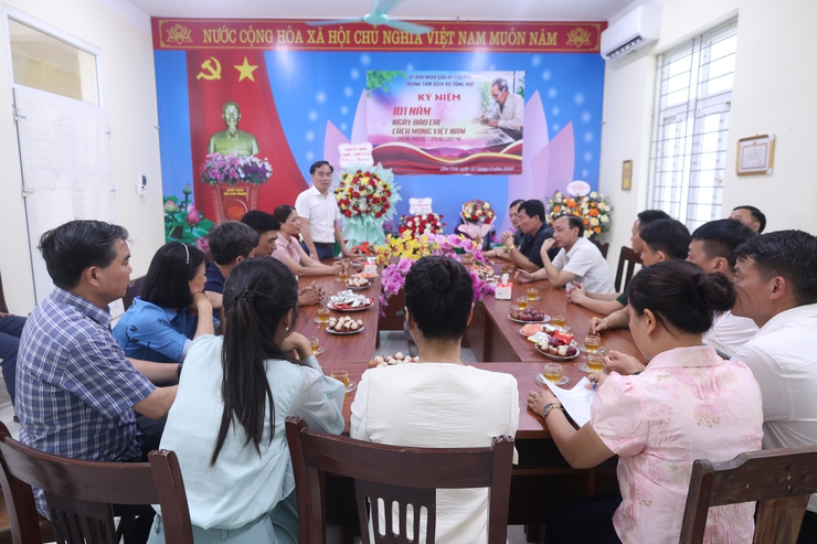 Các đồng chí lãnh đạo xã Hòa Phú tặng hoa chúc mừng ngày báo chí cách mạng Việt Nam 21/6- Ảnh 1.