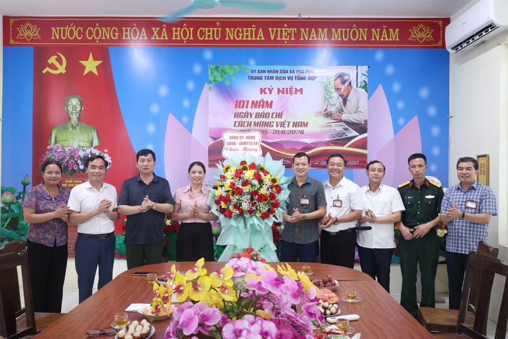 Các đồng chí lãnh đạo xã Hòa Phú tặng hoa chúc mừng ngày báo chí cách mạng Việt Nam 21/6- Ảnh 2.