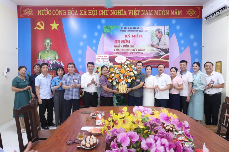 Các đồng chí lãnh đạo xã Hòa Phú tặng hoa chúc mừng ngày báo chí cách mạng Việt Nam 21/6- Ảnh 3.