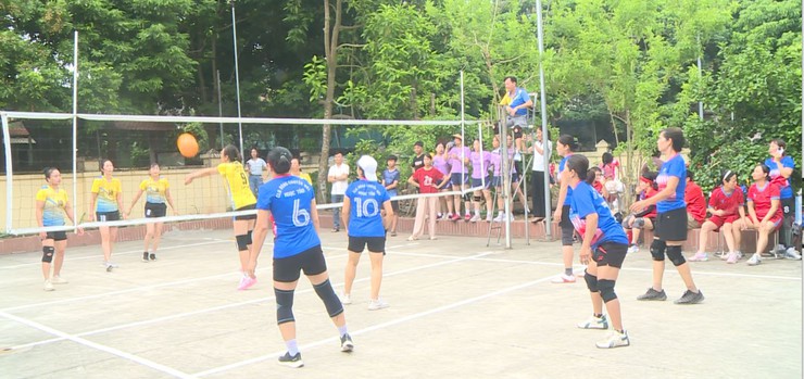 Ban Thường vụ Hội LHPN xã Hát Môn tổ chức Kỷ niệm 25 năm ngày Gia đình Việt Nam, ra mắt " Tổ phụ nữ kinh doanh số Tam Thuấn" và tổ chức “Giải bóng chuyền hơi nữ” xã Hát Môn năm 2026- Ảnh 7.