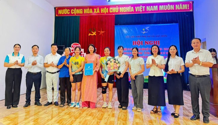 Ban Thường vụ Hội LHPN xã Hát Môn tổ chức Kỷ niệm 25 năm ngày Gia đình Việt Nam, ra mắt " Tổ phụ nữ kinh doanh số Tam Thuấn" và tổ chức “Giải bóng chuyền hơi nữ” xã Hát Môn năm 2026- Ảnh 5.