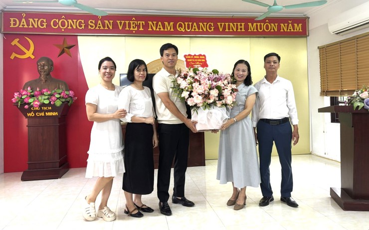 LÃNH ĐẠO ĐẢNG UỶ - HĐND - UBND - UBMTTQ XÃ KIM ANH CHÚC MỪNG TRUNG TÂM DỊCH VỤ TỔNG HỢP NHÂN 101 NĂM NGÀY BÁO CHÍ CÁCH MẠNG VIỆT NAM.- Ảnh 2.
