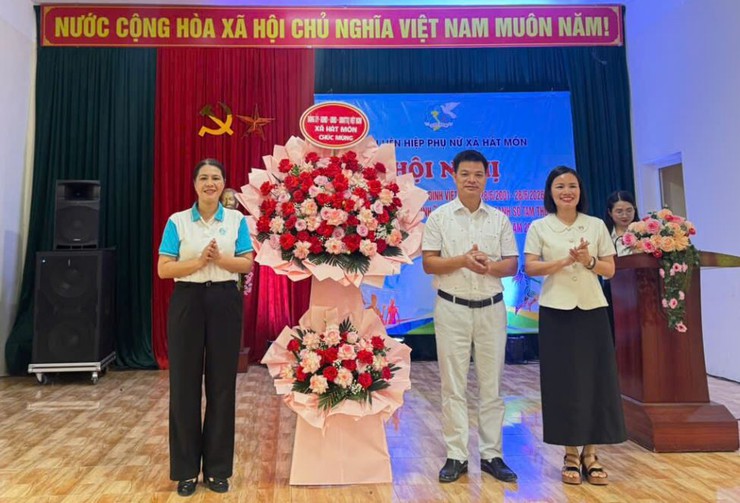 Ban Thường vụ Hội LHPN xã Hát Môn tổ chức Kỷ niệm 25 năm ngày Gia đình Việt Nam, ra mắt " Tổ phụ nữ kinh doanh số Tam Thuấn" và tổ chức “Giải bóng chuyền hơi nữ” xã Hát Môn năm 2026- Ảnh 1.
