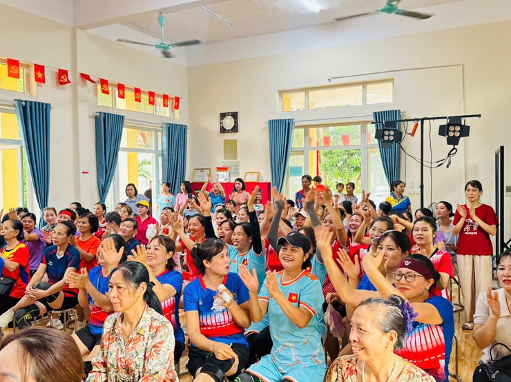 Ban Thường vụ Hội LHPN xã Hát Môn tổ chức Kỷ niệm 25 năm ngày Gia đình Việt Nam, ra mắt " Tổ phụ nữ kinh doanh số Tam Thuấn" và tổ chức “Giải bóng chuyền hơi nữ” xã Hát Môn năm 2026- Ảnh 8.