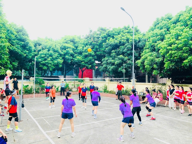 Ban Thường vụ Hội LHPN xã Hát Môn tổ chức Kỷ niệm 25 năm ngày Gia đình Việt Nam, ra mắt " Tổ phụ nữ kinh doanh số Tam Thuấn" và tổ chức “Giải bóng chuyền hơi nữ” xã Hát Môn năm 2026- Ảnh 6.