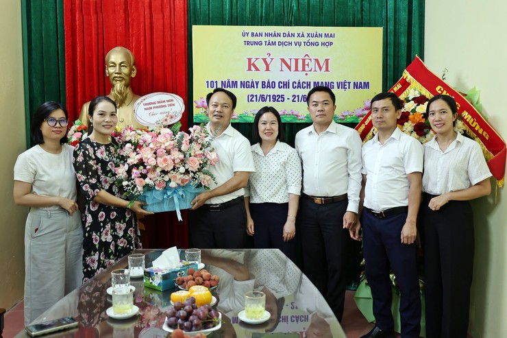 Lãnh đạo xã Xuân Mai chúc mừng Trung tâm Dịch vụ tổng hợp nhân kỷ niệm 101 năm Ngày Báo chí Cách mạng Việt Nam- Ảnh 3.