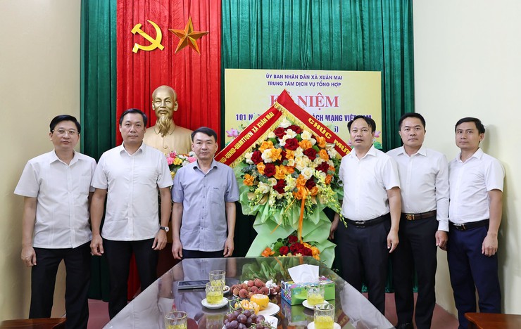 Lãnh đạo xã Xuân Mai chúc mừng Trung tâm Dịch vụ tổng hợp nhân kỷ niệm 101 năm Ngày Báo chí Cách mạng Việt Nam- Ảnh 1.