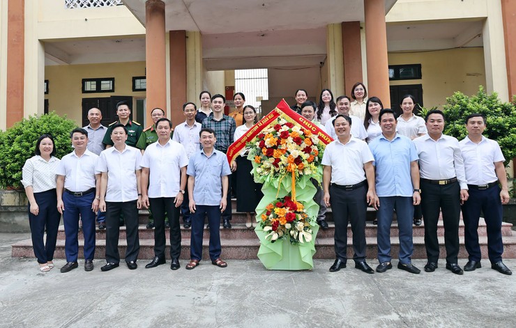 Lãnh đạo xã Xuân Mai chúc mừng Trung tâm Dịch vụ tổng hợp nhân kỷ niệm 101 năm Ngày Báo chí Cách mạng Việt Nam- Ảnh 2.