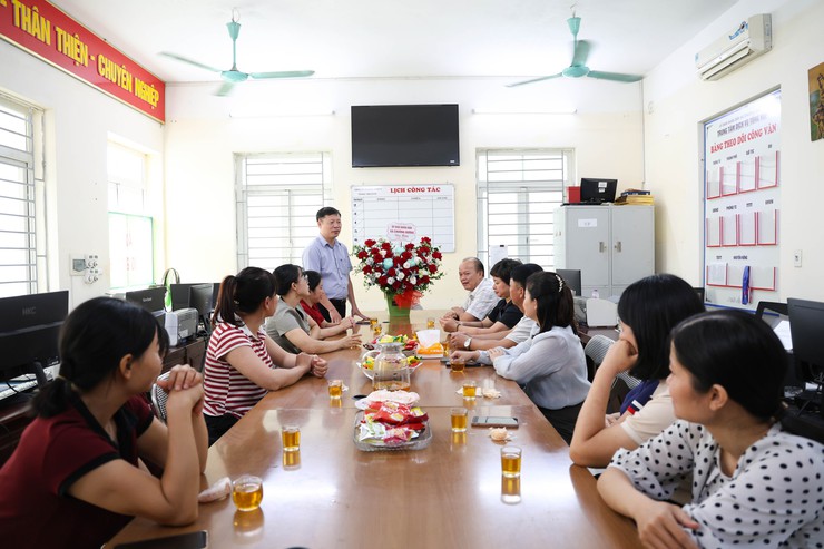 Đồng chí Phó Chủ tịch UBND xã Nguyễn Trọng Đô thăm, tặng hoa chúc mừng Trung tâm Dịch vụ Tổng hợp nhân ngày Báo chí Cách mạng Việt Nam- Ảnh 1.