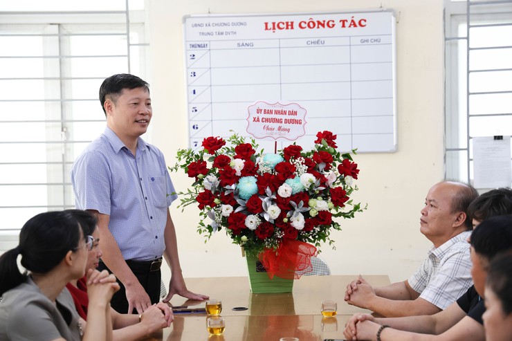 Đồng chí Phó Chủ tịch UBND xã Nguyễn Trọng Đô thăm, tặng hoa chúc mừng Trung tâm Dịch vụ Tổng hợp nhân ngày Báo chí Cách mạng Việt Nam- Ảnh 2.