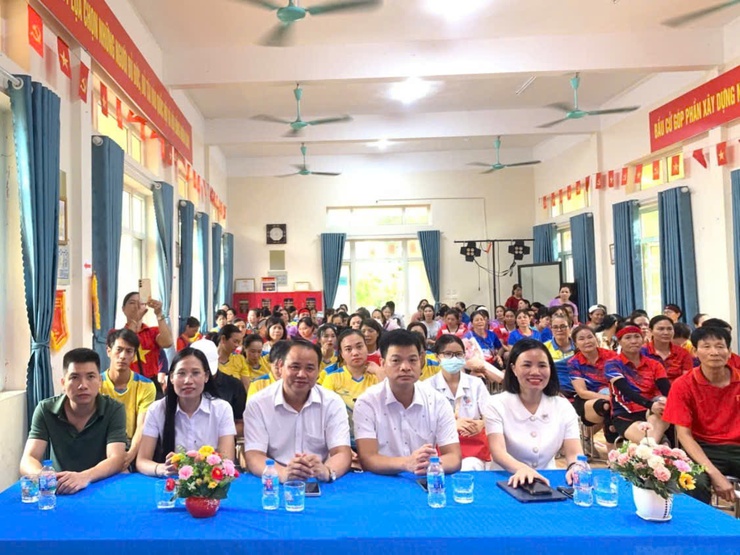 Ban Thường vụ Hội LHPN xã Hát Môn tổ chức Kỷ niệm 25 năm ngày Gia đình Việt Nam, ra mắt " Tổ phụ nữ kinh doanh số Tam Thuấn" và tổ chức “Giải bóng chuyền hơi nữ” xã Hát Môn năm 2026- Ảnh 2.