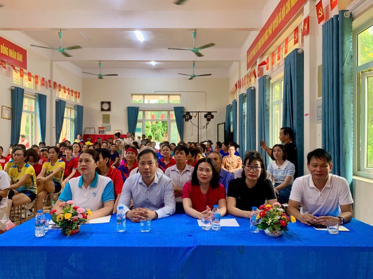 Ban Thường vụ Hội LHPN xã Hát Môn tổ chức Kỷ niệm 25 năm ngày Gia đình Việt Nam, ra mắt " Tổ phụ nữ kinh doanh số Tam Thuấn" và tổ chức “Giải bóng chuyền hơi nữ” xã Hát Môn năm 2026- Ảnh 3.