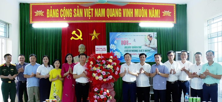 Lãnh đạo xã Ứng Hoà động viên, chúc mừng Trung tâm Dịch vụ tổng hợp xã nhân kỷ niệm 101 năm ngày báo chí cách mạng Việt Nam (21/6/1925 -21/6/2026).- Ảnh 1.