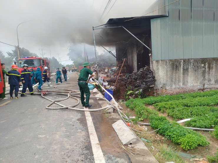Cháy bãi tập kết phế liệu tại xã Phúc Lộc- Ảnh 3.