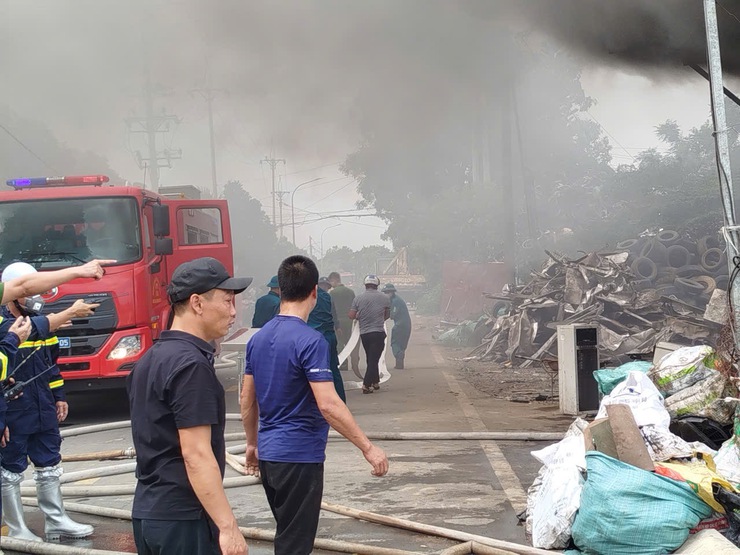 Cháy bãi tập kết phế liệu tại xã Phúc Lộc- Ảnh 2.