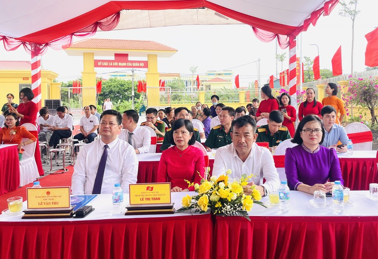 UBND xã Phúc Lộc tổ chức gắn biển công trình trụ sở Ban CHQS xã và trường tiểu học Xuân Đình- Ảnh 2.