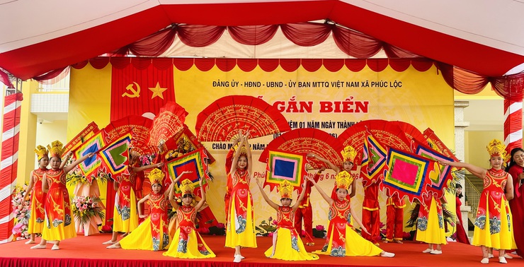UBND xã Phúc Lộc tổ chức gắn biển công trình trụ sở Ban CHQS xã và trường tiểu học Xuân Đình- Ảnh 3.