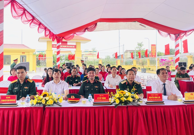 UBND xã Phúc Lộc tổ chức gắn biển công trình trụ sở Ban CHQS xã và trường tiểu học Xuân Đình- Ảnh 1.