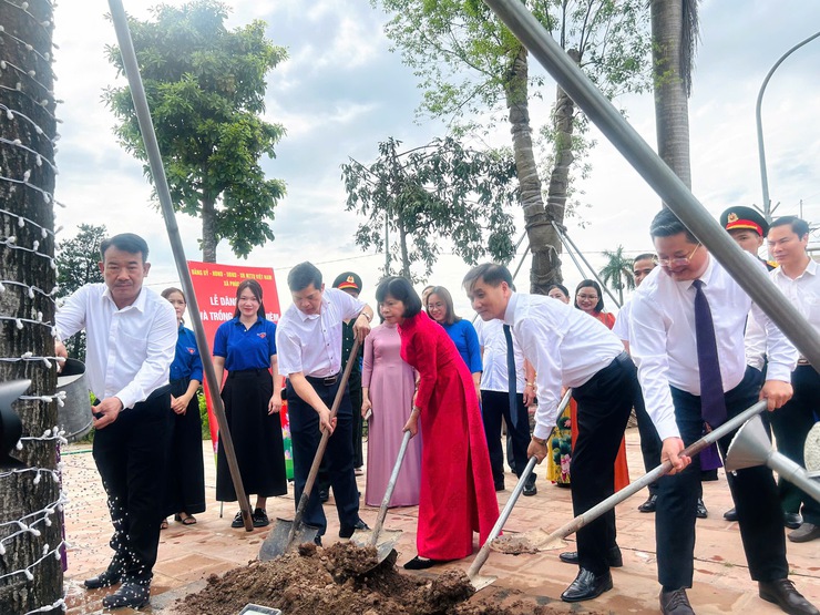Lễ dâng hương và trồng cây lưu niệm tại đình Vân Cốc nhân kỷ niệm 1 năm thành lập xã Phúc Lộc (01/7/2025 - 01/7/2026)- Ảnh 6.