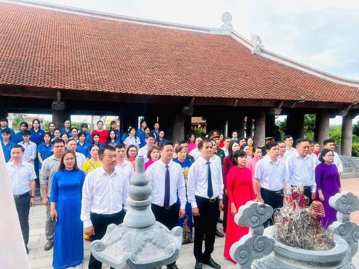 Lễ dâng hương và trồng cây lưu niệm tại đình Vân Cốc nhân kỷ niệm 1 năm thành lập xã Phúc Lộc (01/7/2025 - 01/7/2026)- Ảnh 1.