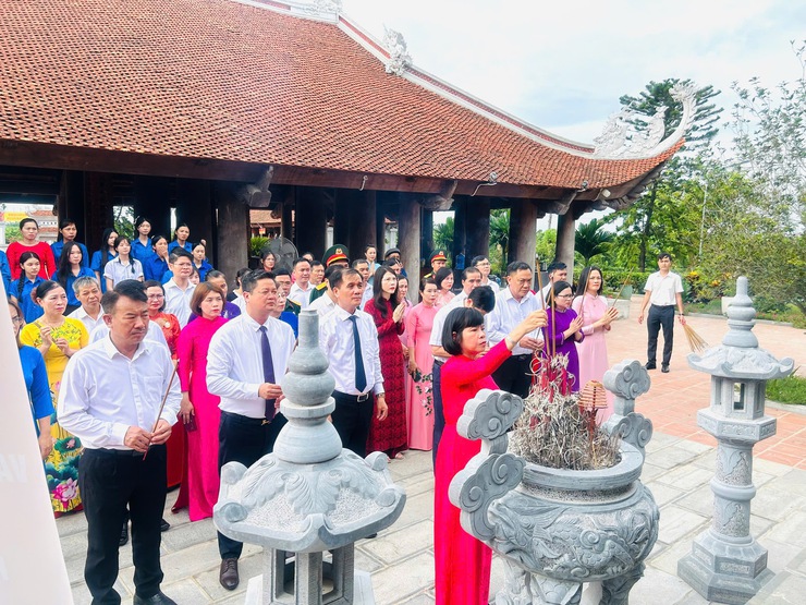 Lễ dâng hương và trồng cây lưu niệm tại đình Vân Cốc nhân kỷ niệm 1 năm thành lập xã Phúc Lộc (01/7/2025 - 01/7/2026)- Ảnh 3.