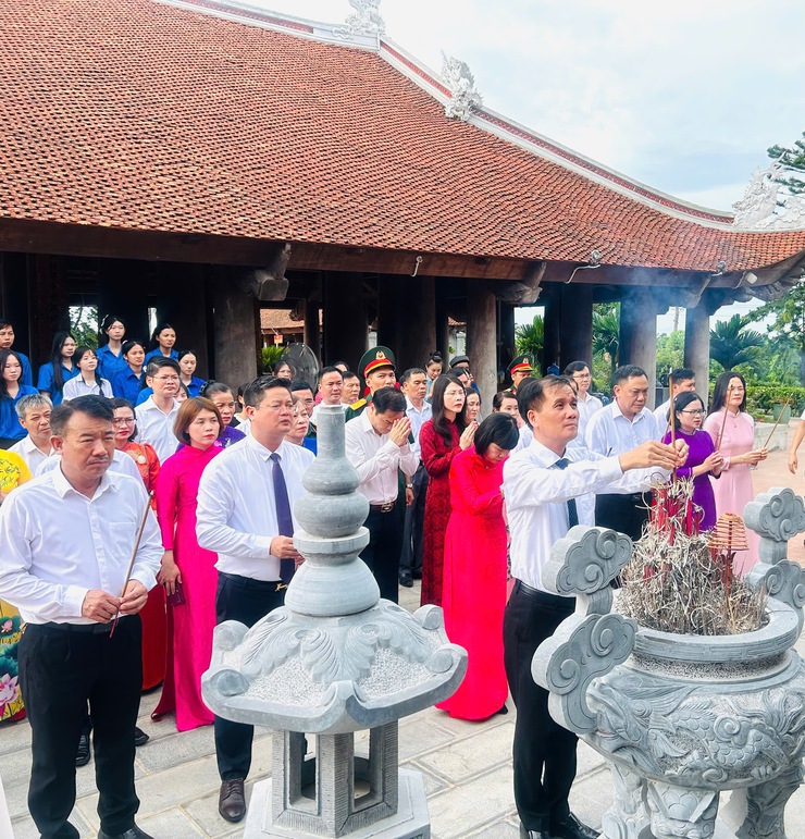 Lễ dâng hương và trồng cây lưu niệm tại đình Vân Cốc nhân kỷ niệm 1 năm thành lập xã Phúc Lộc (01/7/2025 - 01/7/2026)- Ảnh 2.